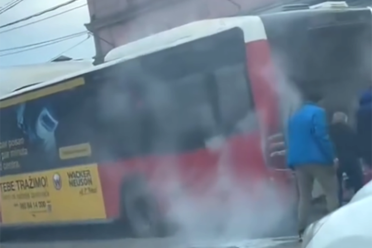 Zapalio se autobus tokom vožnje u Kragujevcu: Ljudi pokušavaju da obuzdaju vatru (VIDEO)