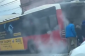 Zapalio se autobus tokom vožnje u Kragujevcu: Ljudi pokušavaju da obuzdaju vatru (VIDEO)