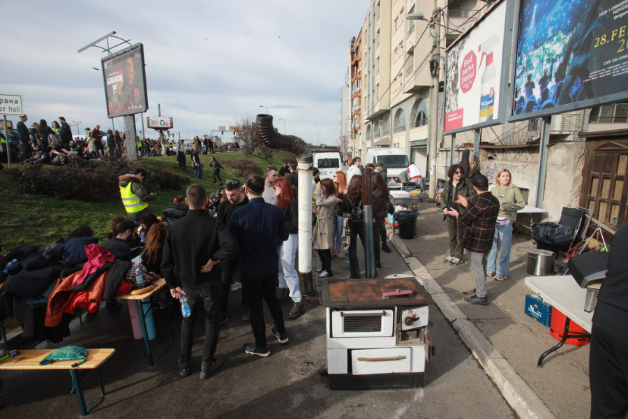 Autokomanda posle 24 sata odblokirana: Studenti prenoćili, nikad ih nije bilo manje nego jutros! (FOTO/VIDEO)
