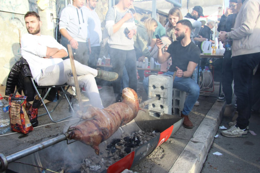Autokomanda posle 24 sata odblokirana: Studenti prenoćili, nikad ih nije bilo manje nego jutros! (FOTO/VIDEO)
