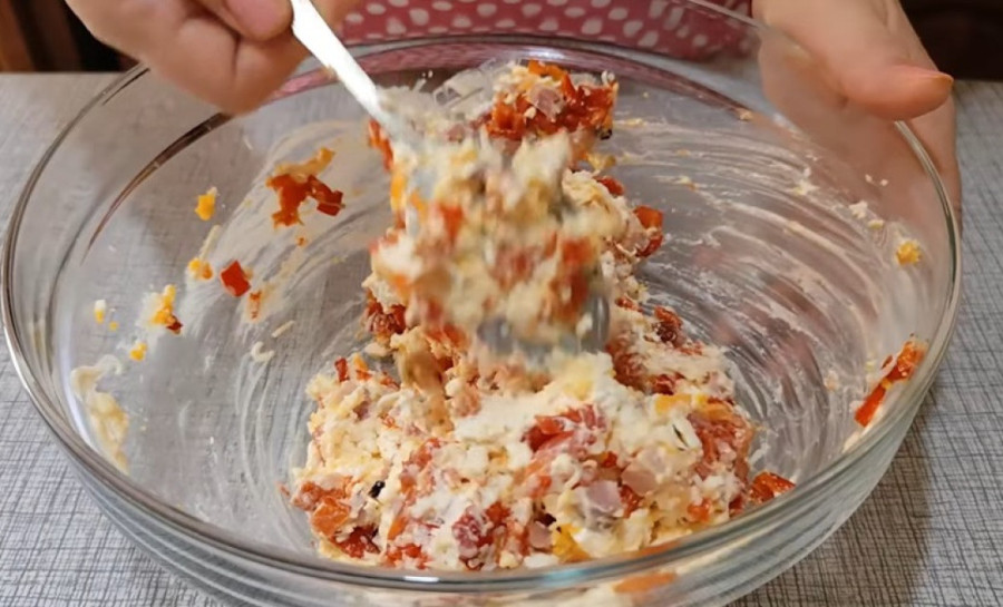 Recept dana: Pretrljana salata od paprike i sira je lagani letnji zalogaj koji je gotov za pet minuta