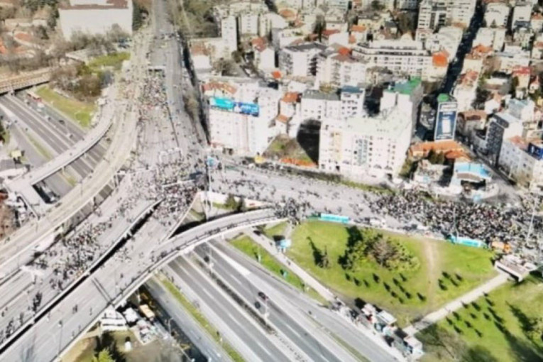 Blokatori planiraju incident posle ponoći: "Budale planiraju da na dron okače suzavac i bace ga na grupu studenata"