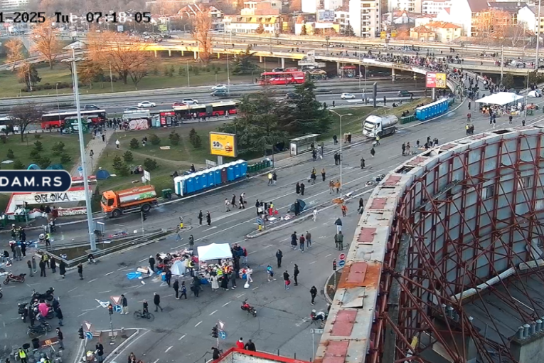 Autokomanda posle 24 sata odblokirana: Studenti prenoćili, nikad ih nije bilo manje nego jutros! (FOTO/VIDEO)