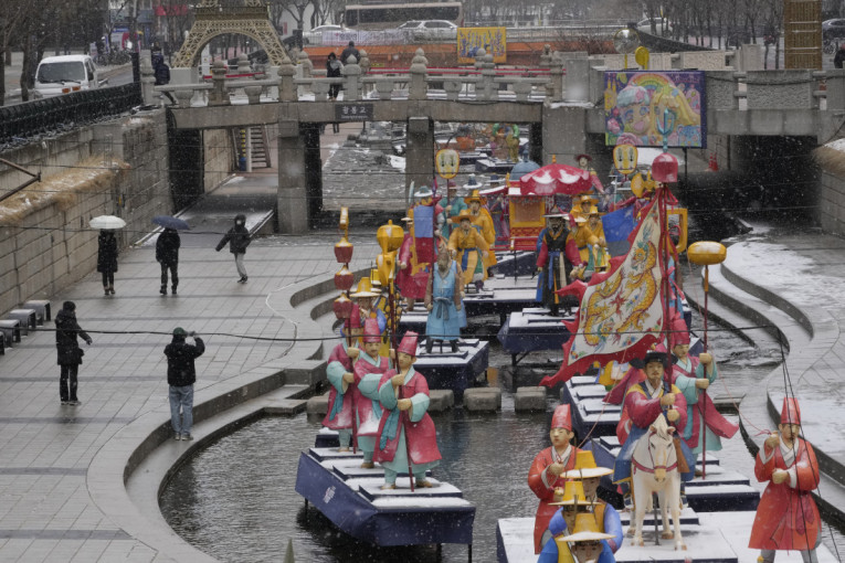 U Južnoj Koreji sneg napravio pravu pometnju, zakrčeni putevi