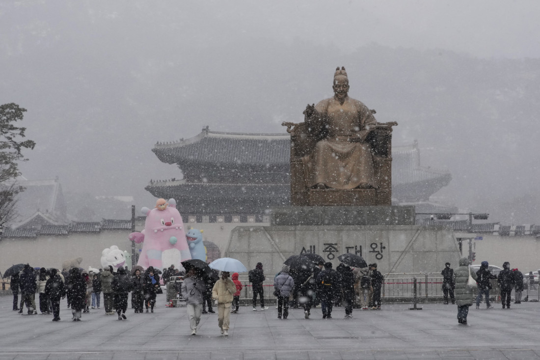 U Južnoj Koreji sneg napravio pravu pometnju, zakrčeni putevi