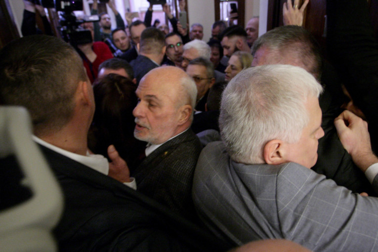 Haos u Skupštini, poslanici koalicije NADA sprečavali kolegijum! Duvanje u pištaljke i gurkanje (FOTO/VIDEO)