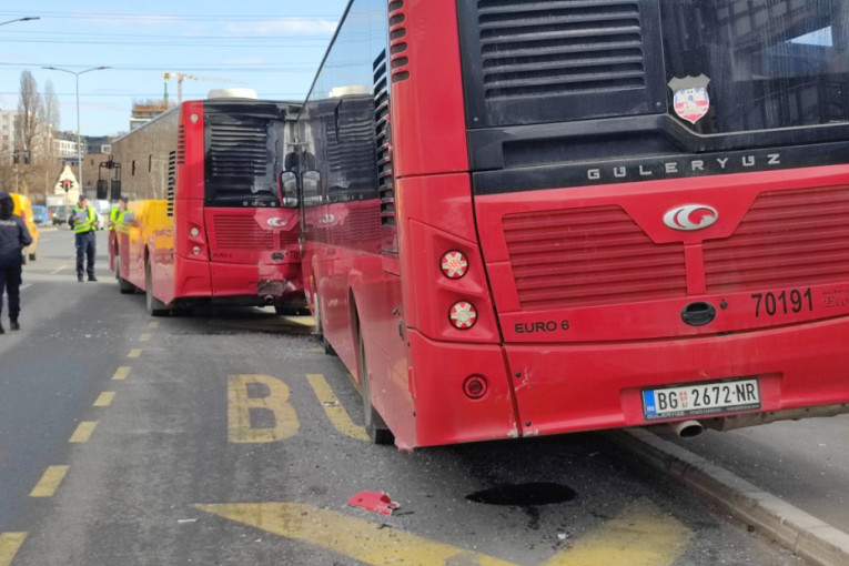 Haos u blokovima! Sudar autobusa, povređeno 20 putnika, među njima dete i trudnica