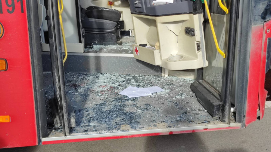 Podivljali "601"! Tinejdžerku prikleštio autobus, oslobodili je putnici