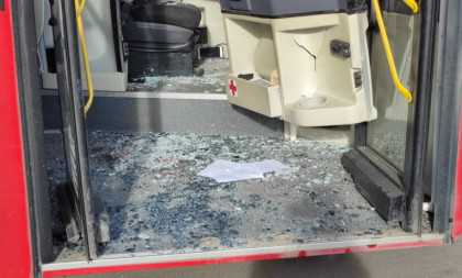 Haos uoči derbija Zvezde i Partizana: Navijači razbili stakla na autobusu (VIDEO)