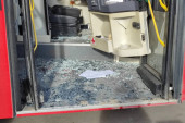 Haos uoči derbija Zvezde i Partizana: Navijači razbili stakla na autobusu (VIDEO)
