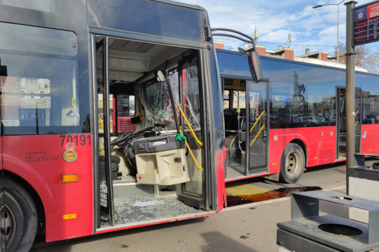 Podivljali "601"! Tinejdžerku prikleštio autobus, oslobodili je putnici
