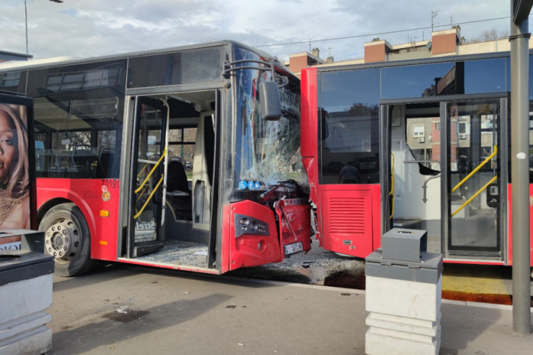 Prvi snimak razbijenih autobusa: Pogledajte karambol na stanici u Novom Beogradu!