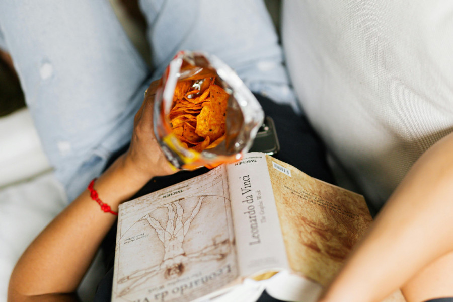 Zašto stalno posežemo za grickalicama i kada nismo gladni: Psiholozi otkrivaju pravi razlog