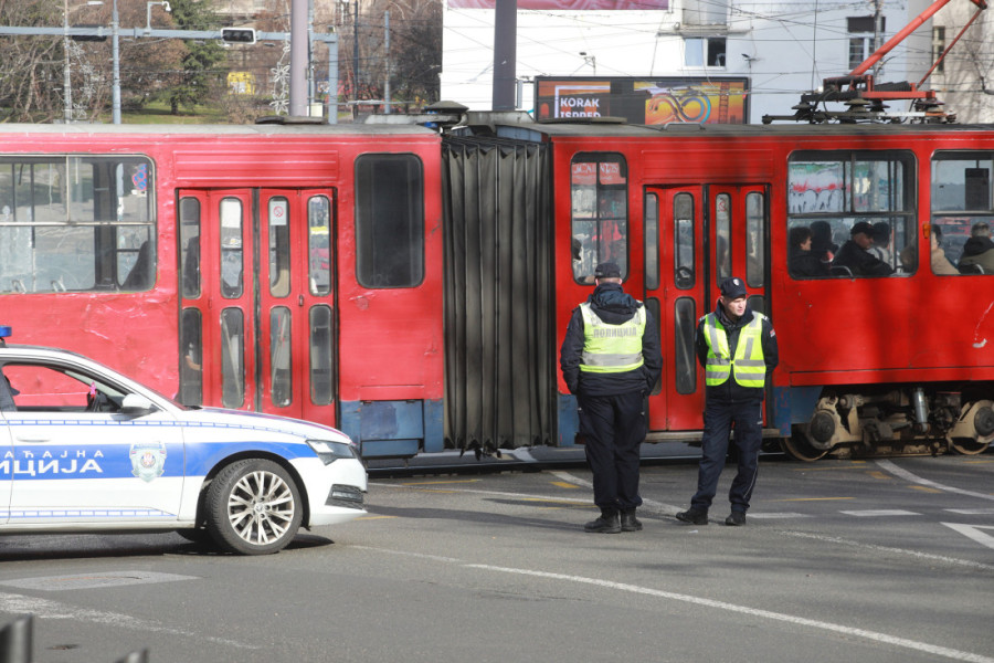 Jezive scene na Dorćolu! Tramvaj smrskan posle udara u zgradu, povređene iznosili na nosilima (FOTO GALERIJA)