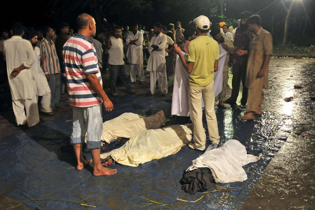 Dok su spavali na obali pregazile ih hiljade hodočasnika! Užasna tragedija tokom praznika, 15 mrtvih (FOTO)