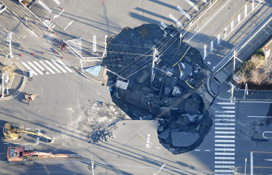 Drama kojoj se ne nazire kraj! Vozač kamiona zarobljen u vrtači širokoj 20 metara (VIDEO)