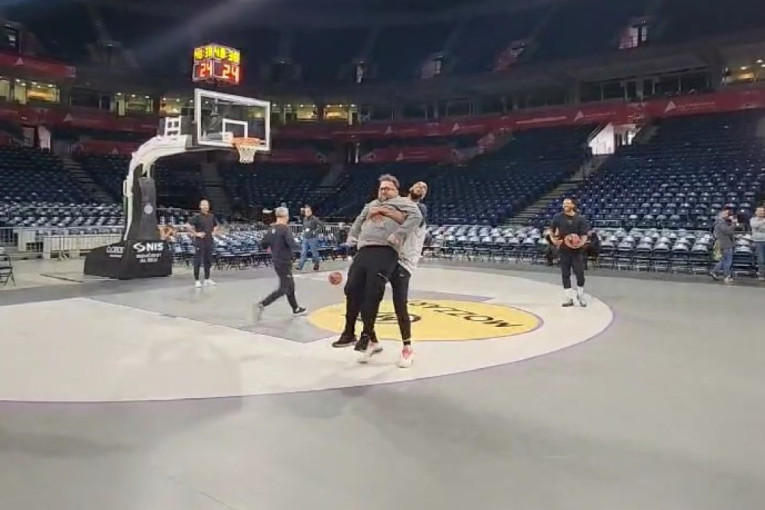 Urnebesna scena iz Arene: PR Partizana pomogao Dejvisu da pobedi Vašingtona! Slavlje centra odzvanjalo halom (VIDEO)