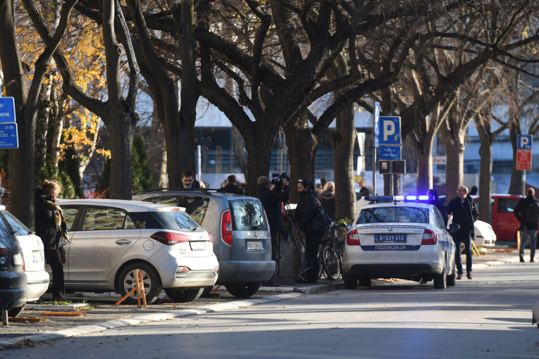 Policija na nogama! Učenici škole na Novom Beogradu hitno evakuisani