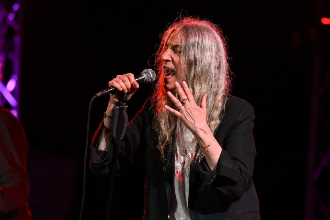 Pevačica se srušila nasred koncerta! Kolabirala i završila u invalidskim kolicima (VIDEO)