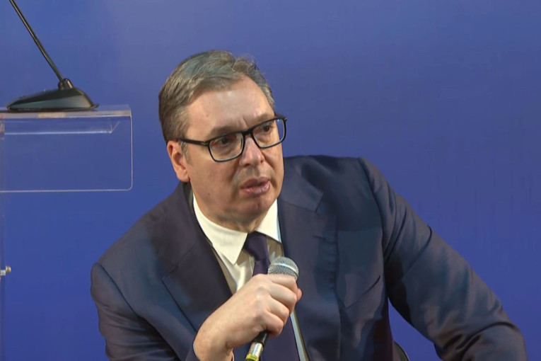 Vučić u poseti Rasinskom okrugu: Predsednik razgovara sa građanima Varvarina (VIDEO)