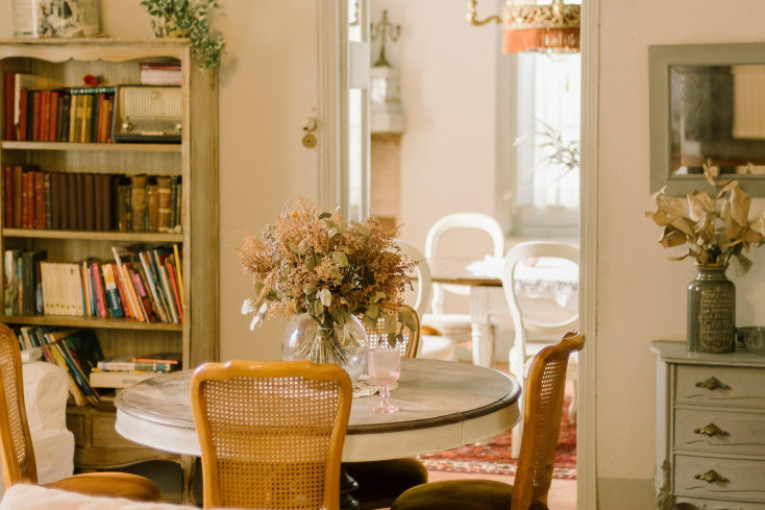 Da li vaša dnevna soba izgleda kao skladište? Neke predmete treba odmah da izbacite