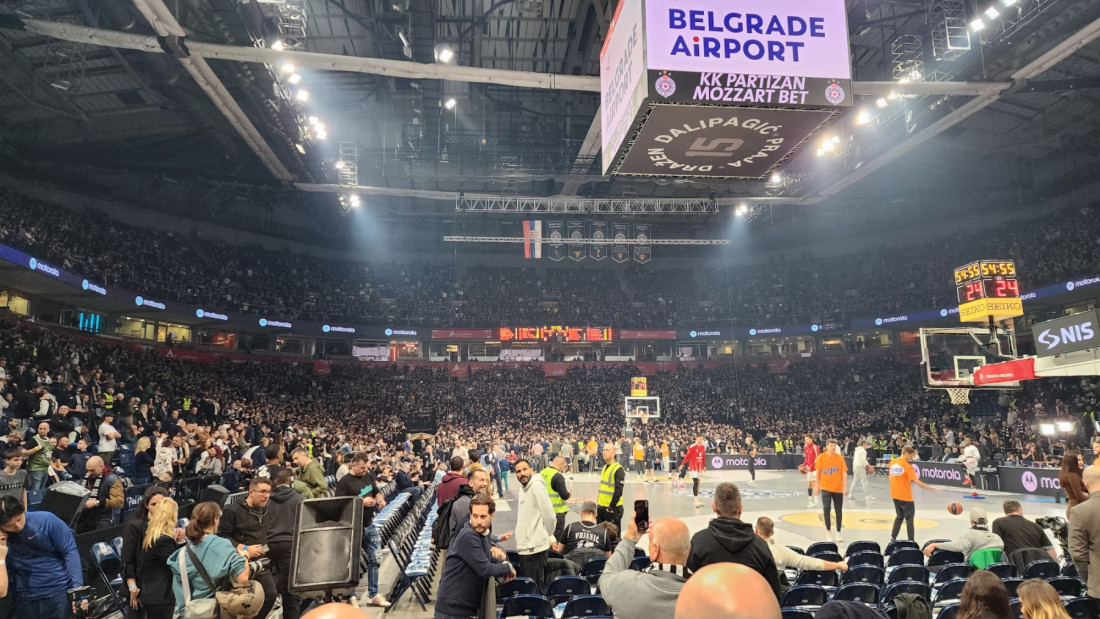 Partizan - Crvena zvezda: Arena je skoro puna, Delije zauzele svoje mesto! (FOTO/VIDEO)