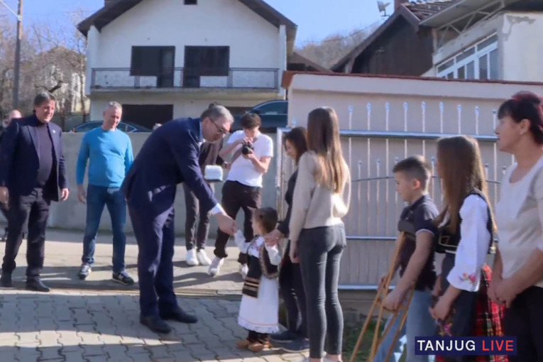 Vučić u Rasinskom okrugu: Predsednik obilazi domaćinstvo Dejana Savkovića u selu Trnavci  (VIDEO)