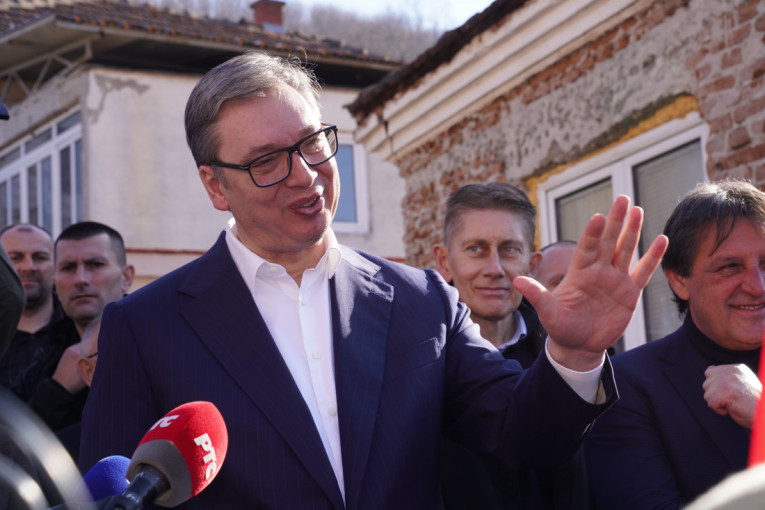 Vučić u Rasinskom okrugu: Predsednik obilazi domaćinstvo Dejana Savkovića u selu Trnavci  (VIDEO)