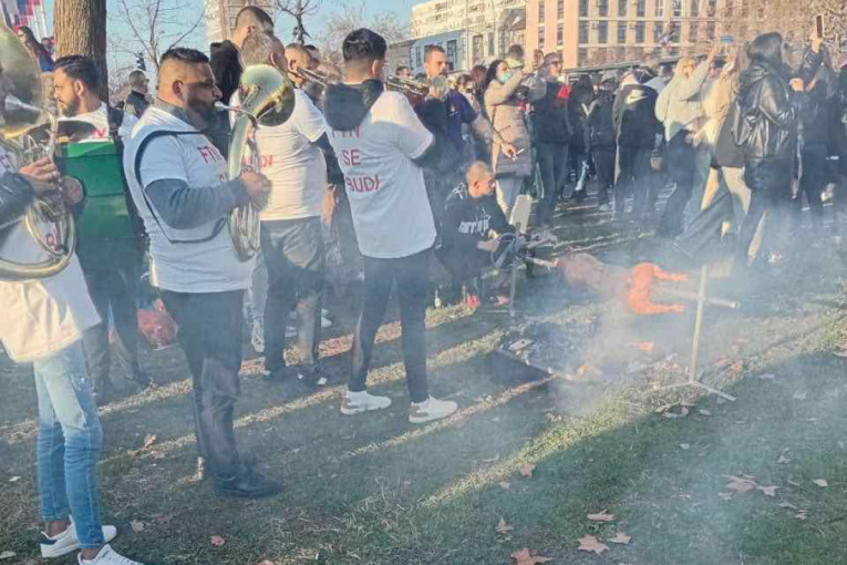 Skandalozno! Studenti uz trubače i pečeno prase "žale" za stradalima u Novom Sadu (VIDEO)