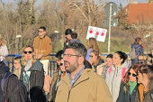 I student od 45 leta šeta: Lazović snimljen na protestu (FOTO)