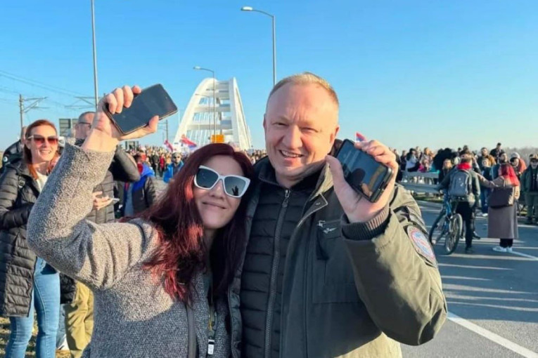 Osmesi na obeležavanju tri meseca od smrti 15 osoba! Đilas i Marinika slikaju selfije - demonstranti peku prase, vesele se uz trubače