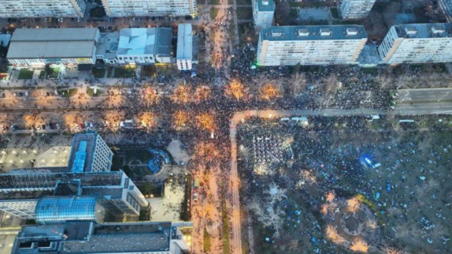 Snimci dronom: Evo koliko je zapravo ljudi na protestima u Novom Sadu na sva tri mosta (FOTO)