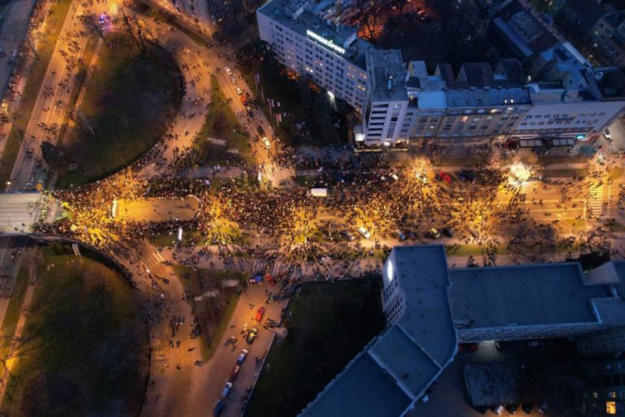 Snimci dronom: Evo koliko je zapravo ljudi na protestima u Novom Sadu na sva tri mosta (FOTO)