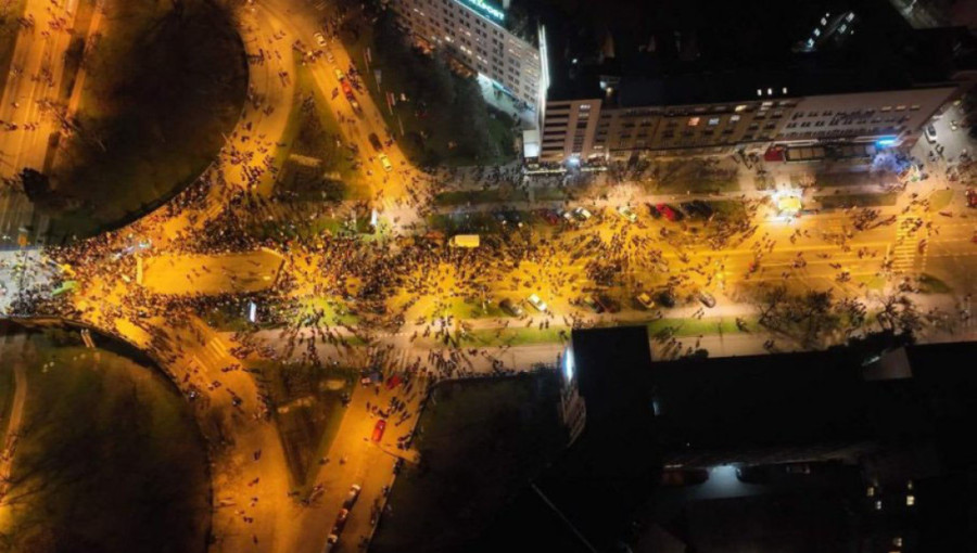 Snimci dronom: Evo koliko je zapravo ljudi na protestima u Novom Sadu na sva tri mosta (FOTO)