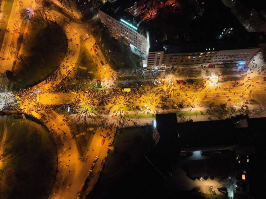 Snimci dronom: Evo koliko je zapravo ljudi na protestima u Novom Sadu na sva tri mosta (FOTO)