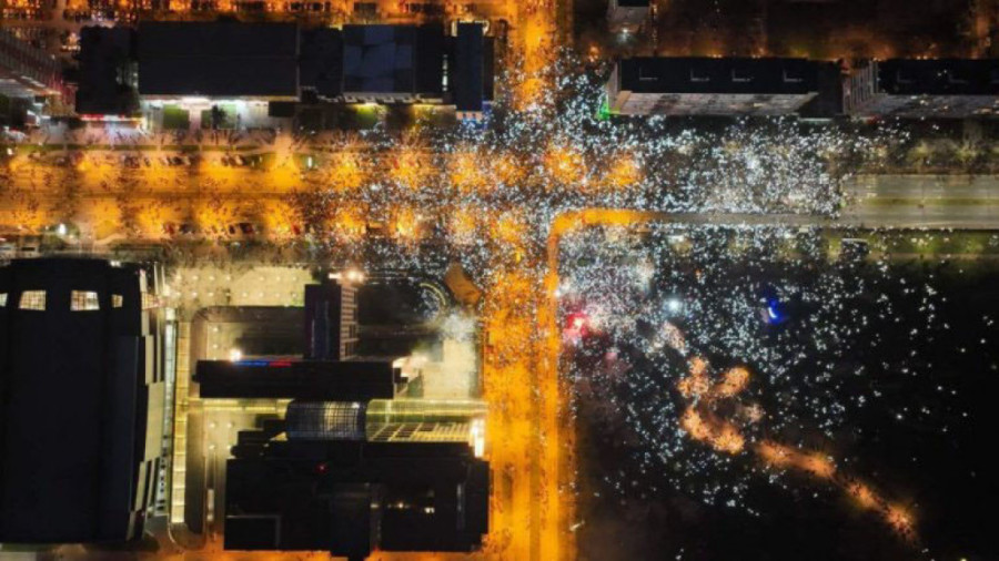 Snimci dronom: Evo koliko je zapravo ljudi na protestima u Novom Sadu na sva tri mosta (FOTO)