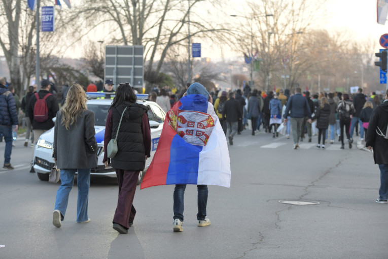 Oženio je muškarca, a vaspitava našu decu: Evo ko je predvodio današnji protest u Novom Sadu (FOTO)