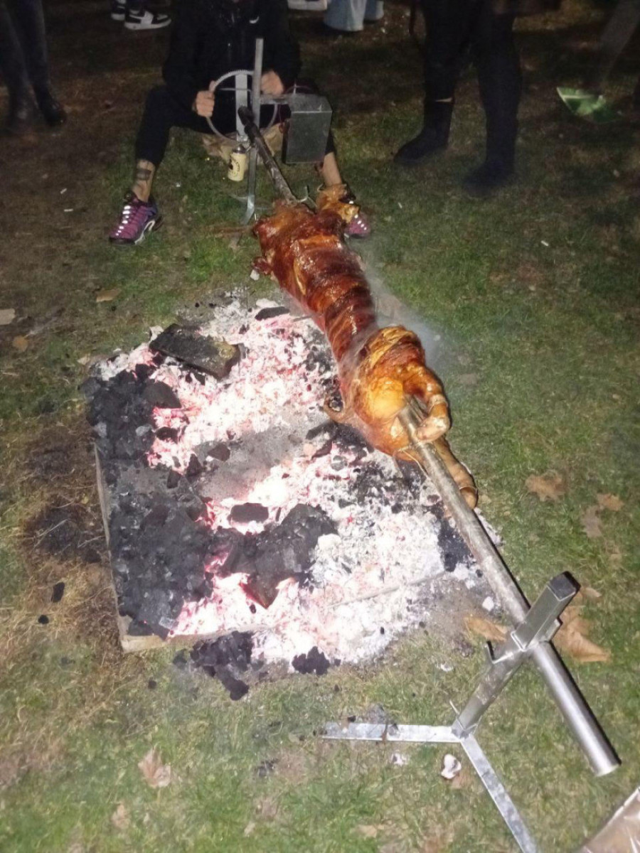 Vašar pod maskom protesta! Tako opozicija "tuguje": Uz muziku, ražanj i mora alkohola! (FOTO/VIDEO)