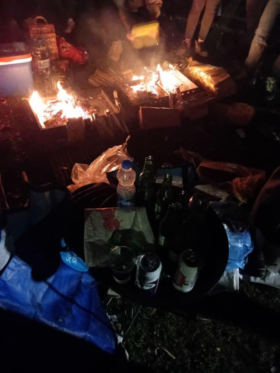 Vašar pod maskom protesta! Tako opozicija "tuguje": Uz muziku, ražanj i mora alkohola! (FOTO/VIDEO)