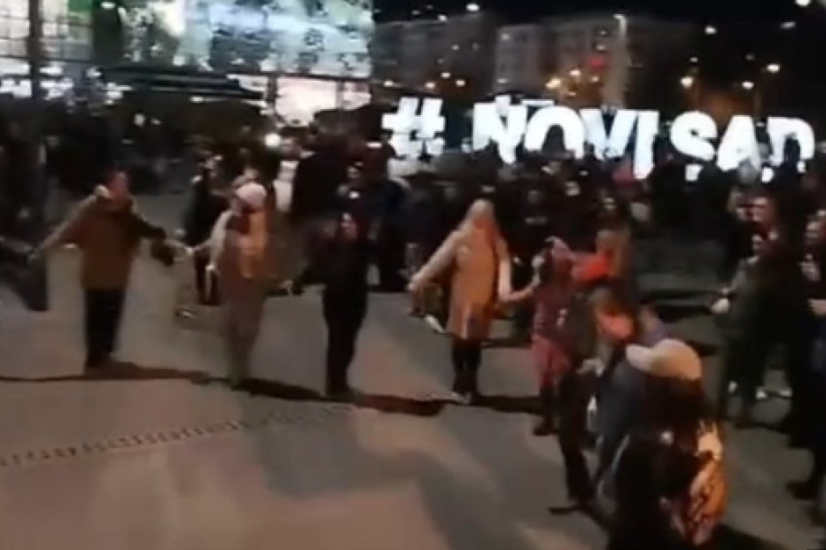 Sramno! Ovako večeras u Novom Sadu žale za 15 poginulih! (VIDEO)