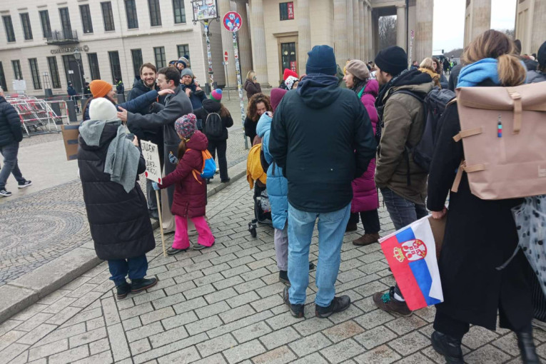 Šaka jada na protestu podrške opoziciji u Berlinu! Nemački mediji se malo preračunali (FOTO)