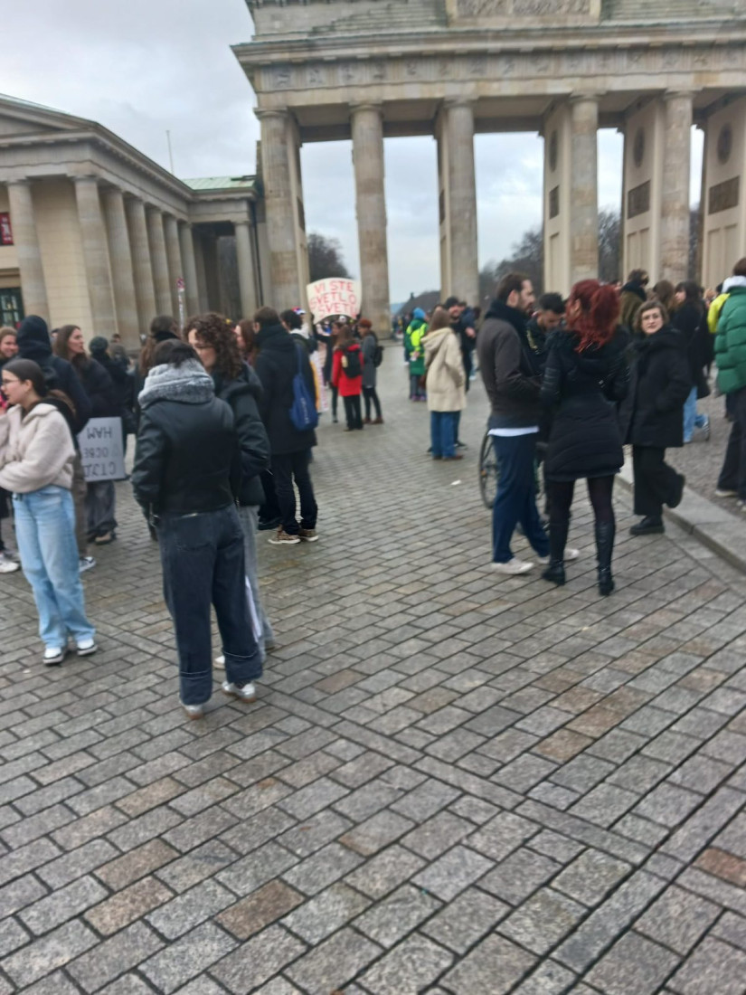 Šaka jada na protestu podrške opoziciji u Berlinu! Nemački mediji se malo preračunali (FOTO)