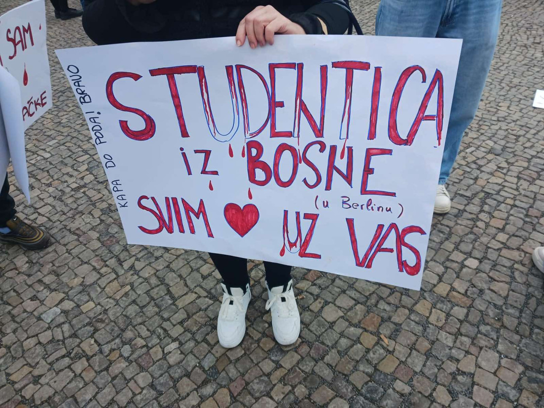 Šaka jada na protestu podrške opoziciji u Berlinu! Nemački mediji se malo preračunali (FOTO)