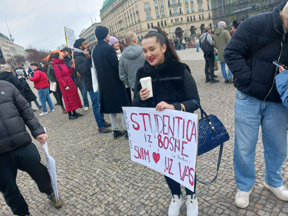 Šaka jada na protestu podrške opoziciji u Berlinu! Nemački mediji se malo preračunali (FOTO)