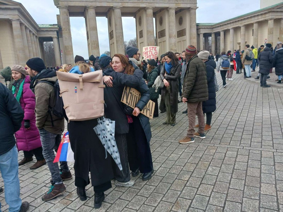 Šaka jada na protestu podrške opoziciji u Berlinu! Nemački mediji se malo preračunali (FOTO)