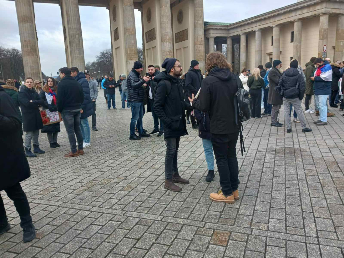 Šaka jada na protestu podrške opoziciji u Berlinu! Nemački mediji se malo preračunali (FOTO)
