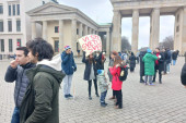 Šaka jada na protestu podrške opoziciji u Berlinu! Nemački mediji se malo preračunali (FOTO)