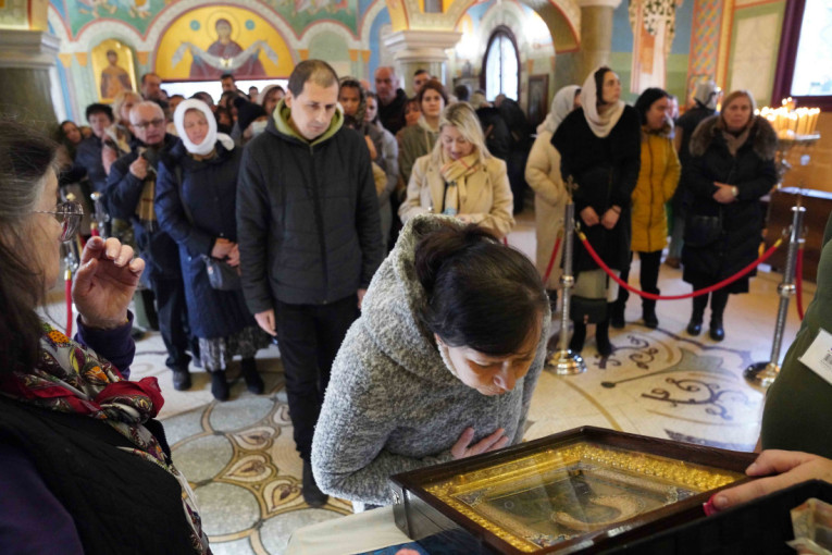 Veliki broj građana čeka da celiva ikonu Presvete Bogorodice: Još danas će se nalaziti u Ruskoj crkvi u Beogradu (FOTO/VIDEO)