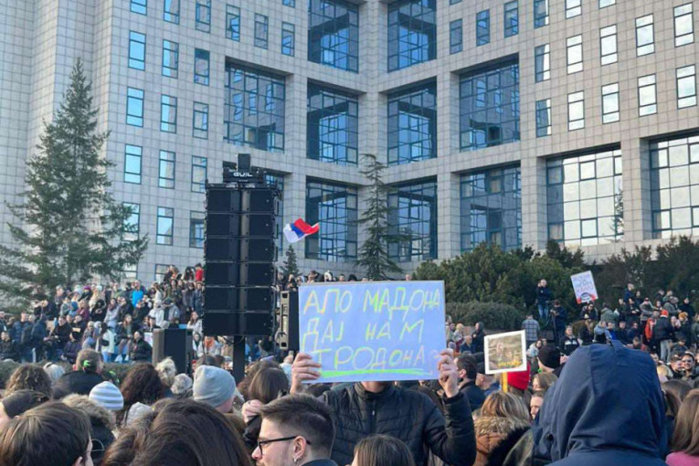 "Alo, Madona, daj nam trodona": Evo kakav transparent nose okupljeni na protestu u Novom Sadu