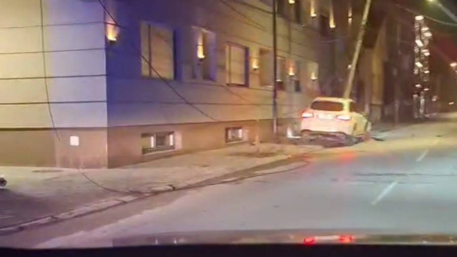 Nezgoda u Ulici kneza Miloša! Luksuzni "mercedes" zakucan u banderu (FOTO)